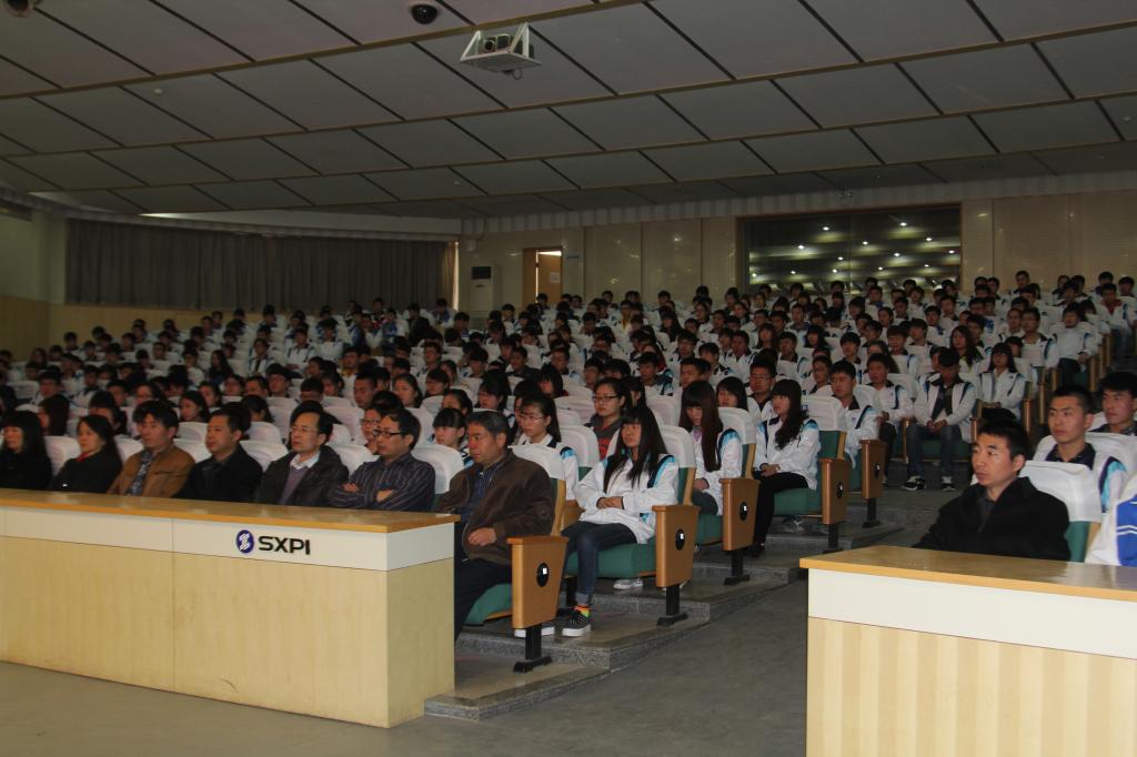 各二级学院党总支书记、学生工作党支部书记、组织部全体人员和400名学员参加了典礼