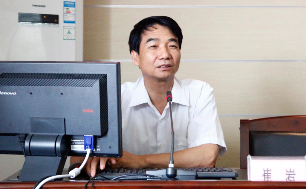 崔岩同志的党课以“坚持从严治党,切实提高内部治理水平”为题上党课